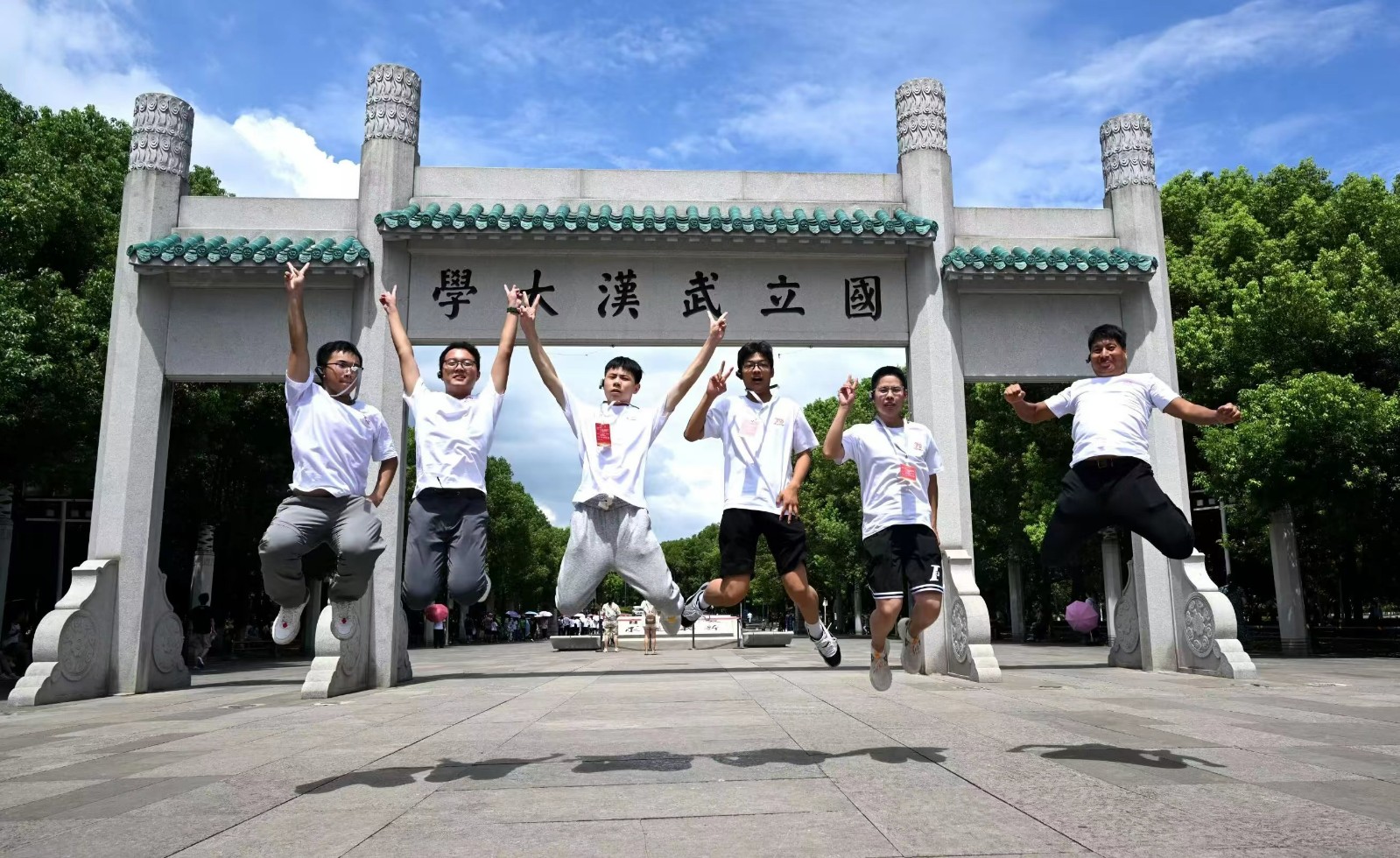 “勁牌陽光學(xué)子”研學(xué)行的部分同學(xué)合影，左一為石錦杰同學(xué)